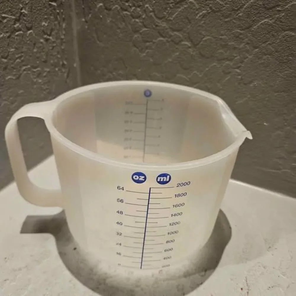 Tupperware 2 Liter / 8 Cup Measuring Pitcher